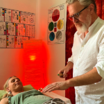 Therapeutin bei der Durchführung einer energetischen Traumatherapie-Sitzung mit einer Klientin zur Heilung emotionaler und körperlicher Blockaden.