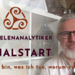 Thomas Leitner, der Seelenanalytiker, vor einem Regal mit Buddha-Figur – YouTube-Kanalstart-Bild mit Text: „Wer ich bin, was ich tue, worum es hier geht“