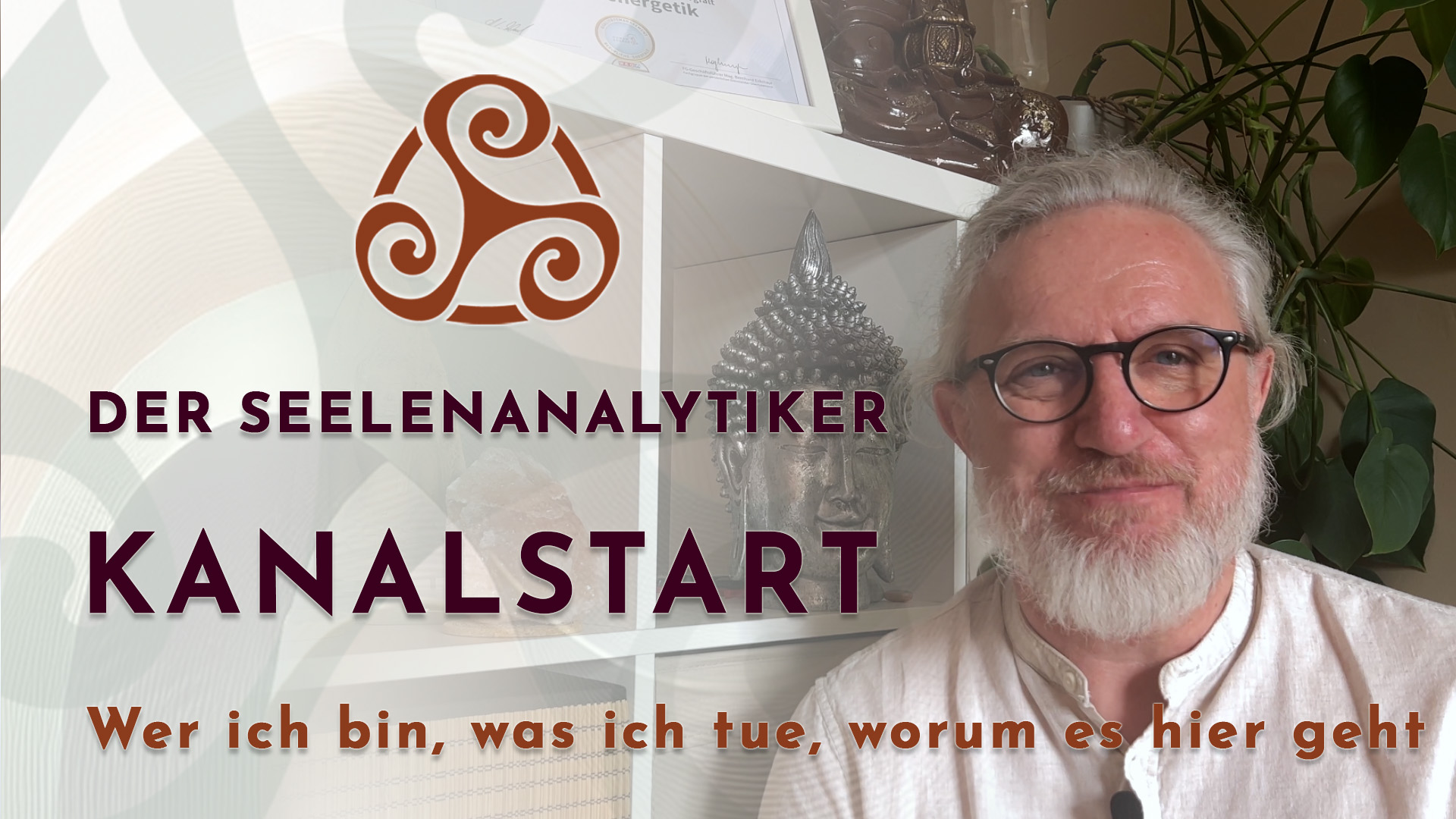 Thomas Leitner, der Seelenanalytiker, vor einem Regal mit Buddha-Figur – YouTube-Kanalstart-Bild mit Text: „Wer ich bin, was ich tue, worum es hier geht“