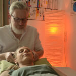 Thomas Leitner – Human-Energetiker bei einer energetischen Behandlung in Gmunden