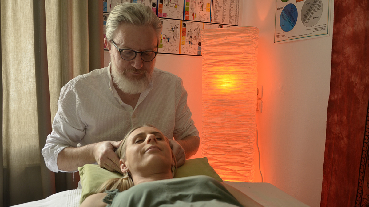 Thomas Leitner – Human-Energetiker bei einer energetischen Behandlung in Gmunden