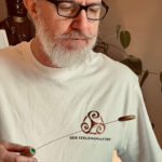 Thomas Leitner bei der konzentrierten Arbeit mit dem Tensor. Korrekte Haltung und neutraler Fokus für präzise Messergebnisse ohne mentale Beeinflussung.