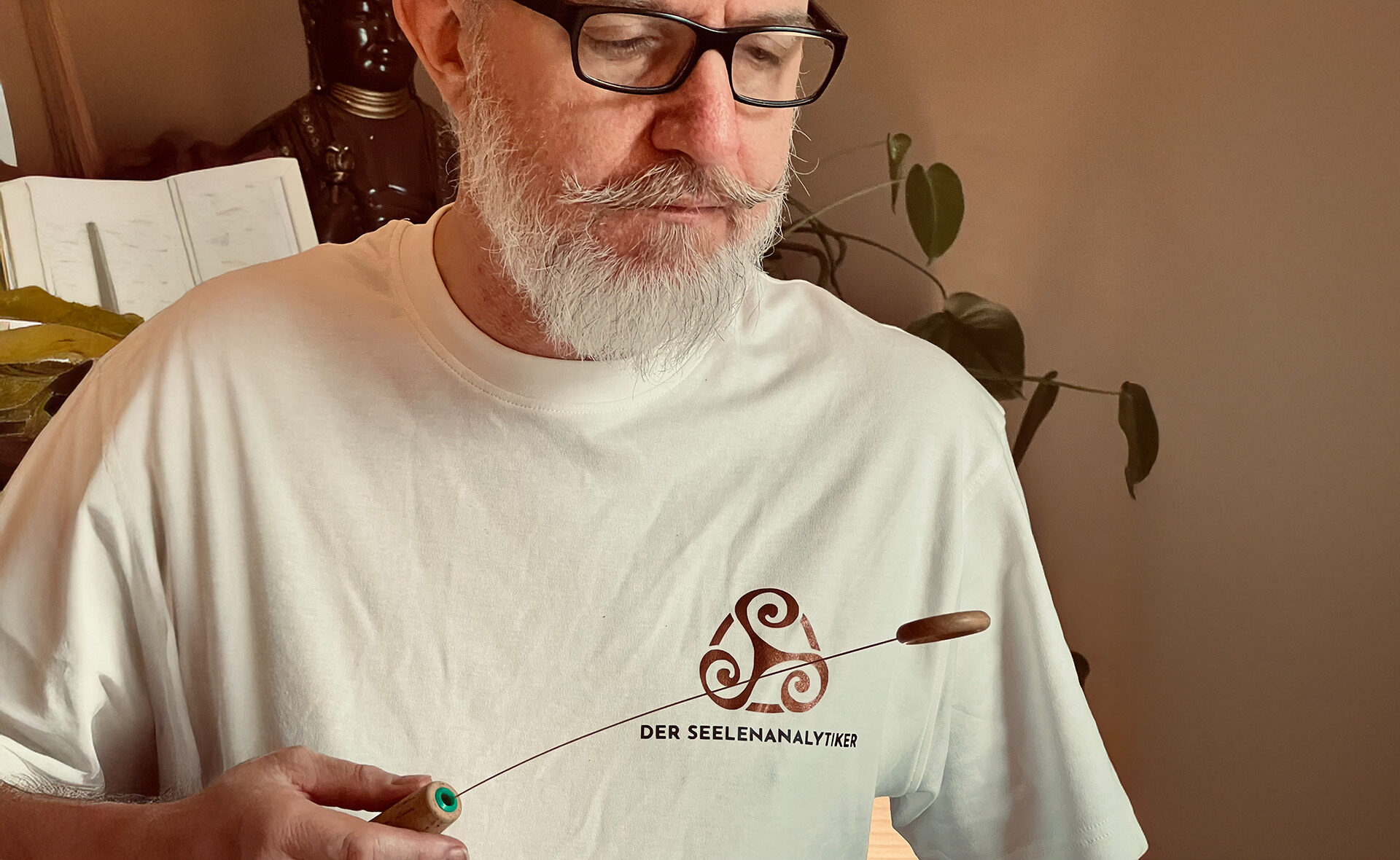 Thomas Leitner bei der konzentrierten Arbeit mit dem Tensor. Korrekte Haltung und neutraler Fokus für präzise Messergebnisse ohne mentale Beeinflussung.